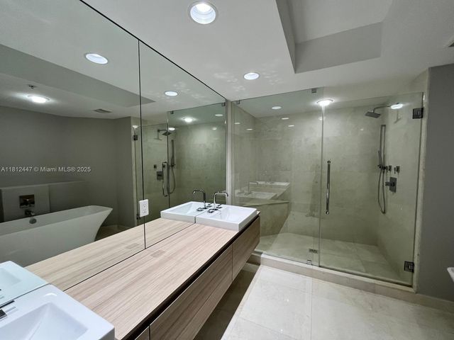 17301 Biscayne Blvd 2105, North Miami Beach, FL 33160