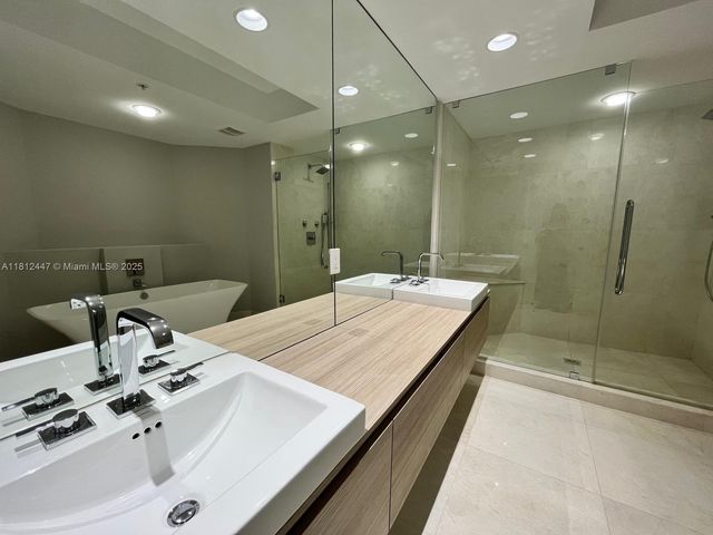 17301 Biscayne Blvd 2105, North Miami Beach, FL 33160