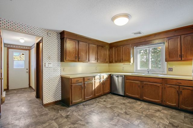 17 Labelle Cir, Chicopee, MA 01020