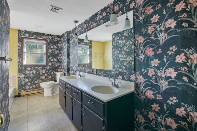 17 Labelle Cir, Chicopee, MA 01020