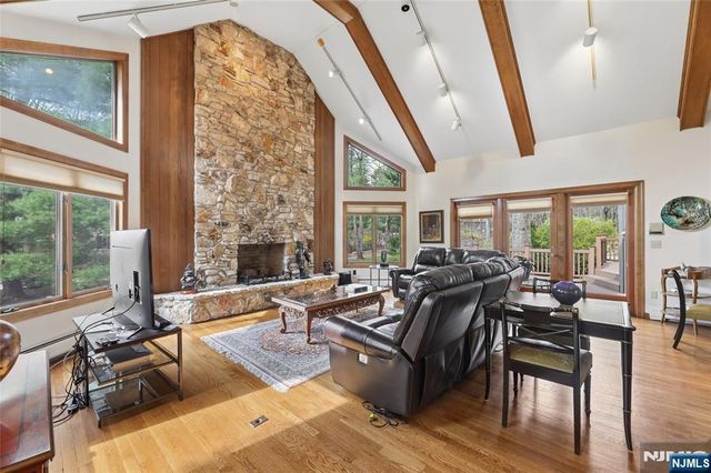 9 Toboggan Ridge Road, Saddle River, NJ 07458