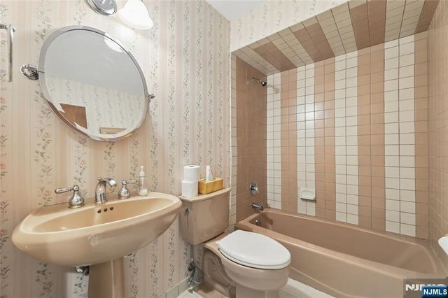 9 Toboggan Ridge Road, Saddle River, NJ 07458