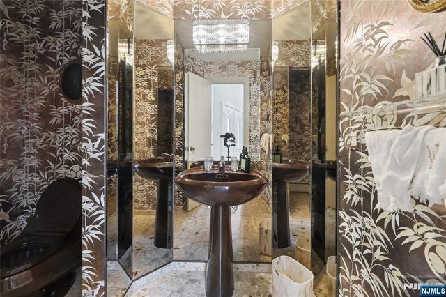 9 Toboggan Ridge Road, Saddle River, NJ 07458