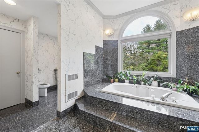 9 Toboggan Ridge Road, Saddle River, NJ 07458