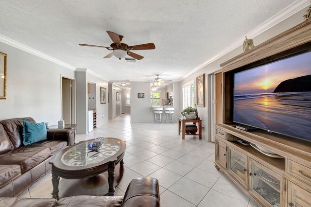 21214 Lago Circle 8b, Boca Raton, FL 33433