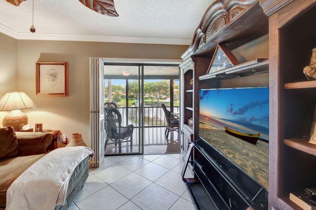 21214 Lago Circle 8b, Boca Raton, FL 33433