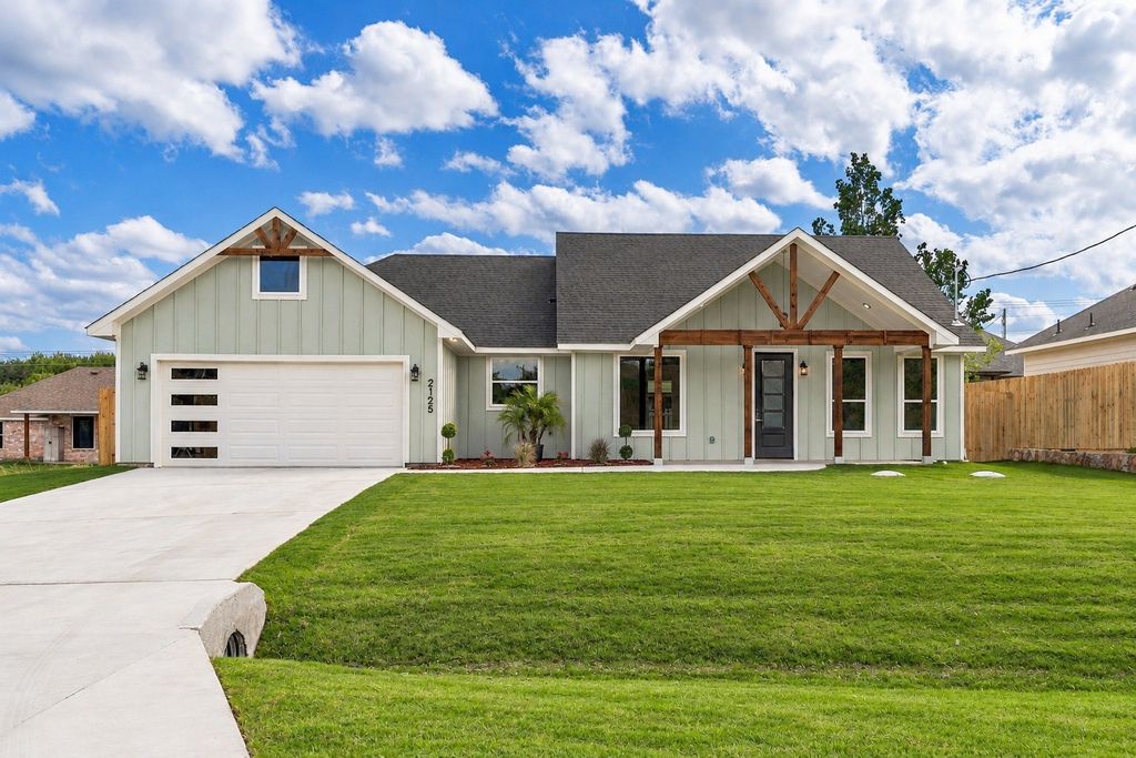 2125 Steepleridge Circle, Granbury, TX 76048 — exterior