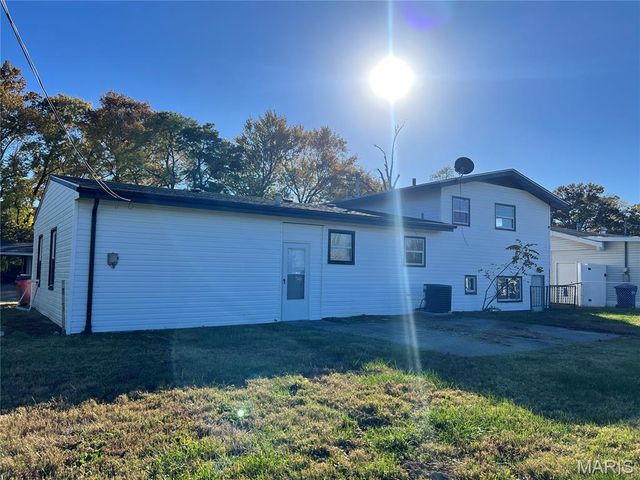 12 Trinity Lane, Florissant, MO 63031