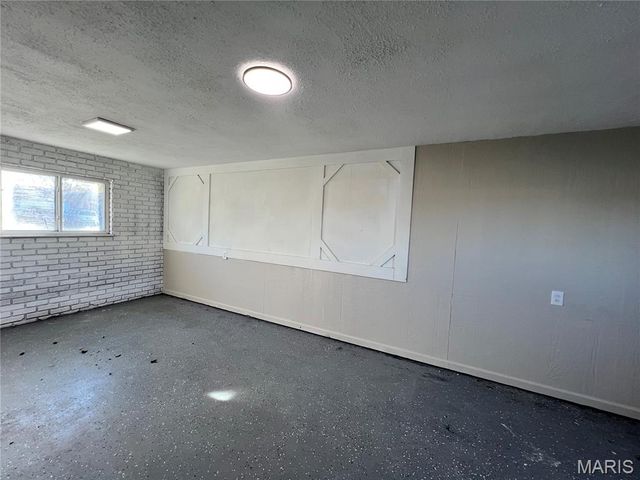 12 Trinity Lane, Florissant, MO 63031