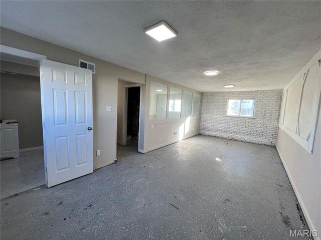 12 Trinity Lane, Florissant, MO 63031