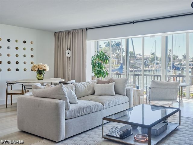 322 Harbour DR 104D, Naples, FL 34103