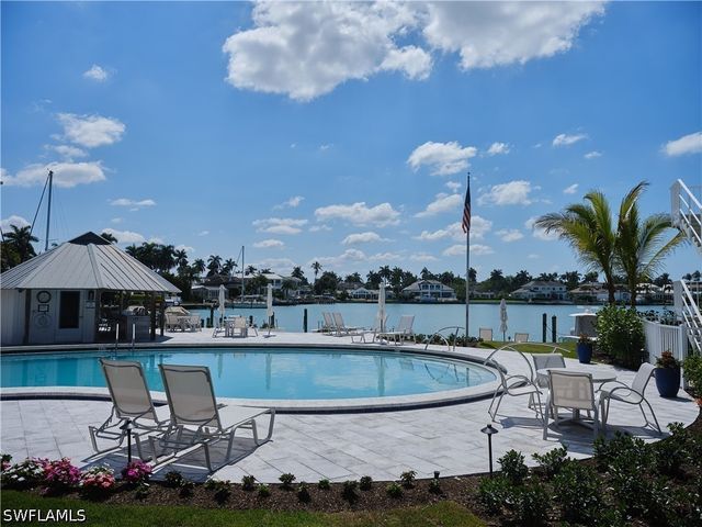 322 Harbour DR 104D, Naples, FL 34103