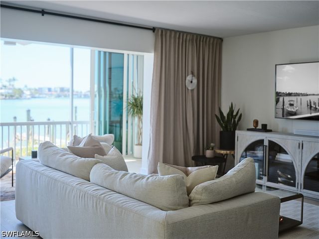 322 Harbour DR 104D, Naples, FL 34103