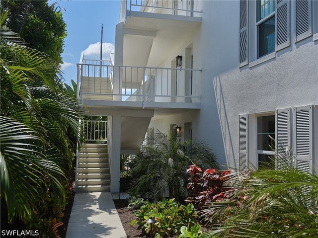 322 Harbour DR 104D, Naples, FL 34103