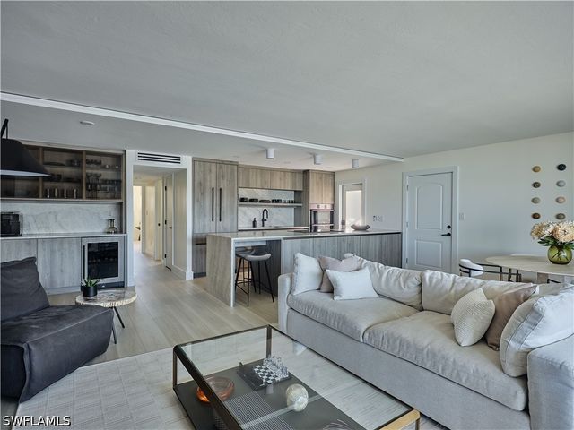 322 Harbour DR 104D, Naples, FL 34103