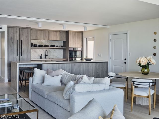 322 Harbour DR 104D, Naples, FL 34103