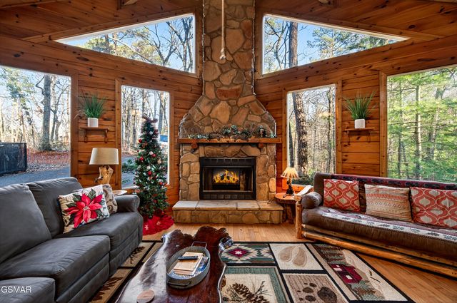 2332 Raymond Hollow Road, Sevierville, TN 37876