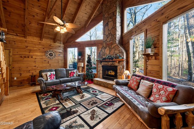 2332 Raymond Hollow Road, Sevierville, TN 37876