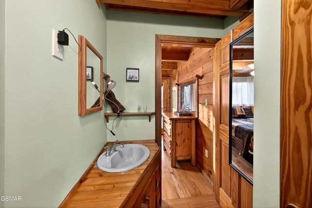 2332 Raymond Hollow Road, Sevierville, TN 37876