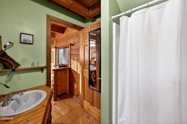 2332 Raymond Hollow Road, Sevierville, TN 37876