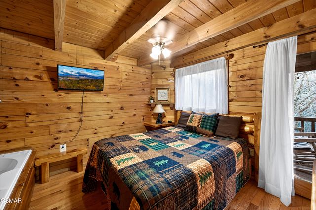 2332 Raymond Hollow Road, Sevierville, TN 37876