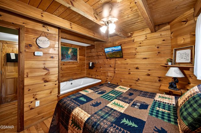 2332 Raymond Hollow Road, Sevierville, TN 37876