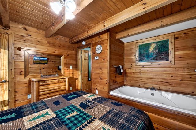 2332 Raymond Hollow Road, Sevierville, TN 37876