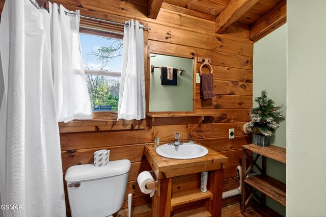 2332 Raymond Hollow Road, Sevierville, TN 37876