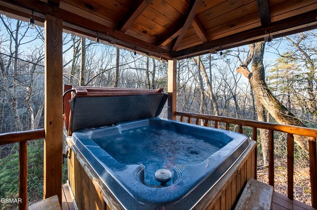 2332 Raymond Hollow Road, Sevierville, TN 37876