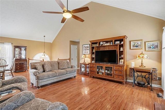 1052 SW Queensbury Run, Acworth, GA 30102