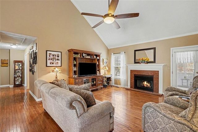 1052 SW Queensbury Run, Acworth, GA 30102