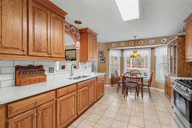 1052 SW Queensbury Run, Acworth, GA 30102