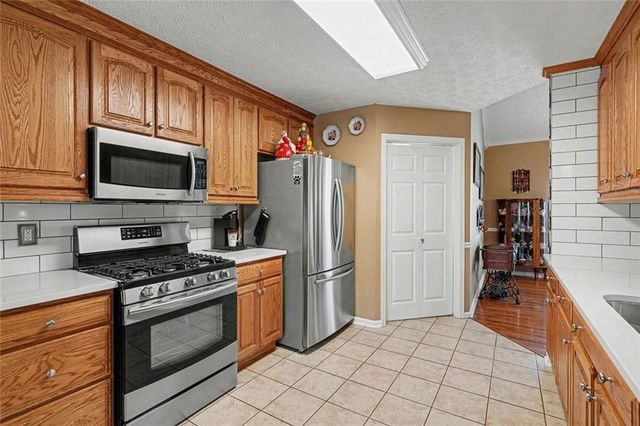 1052 SW Queensbury Run, Acworth, GA 30102