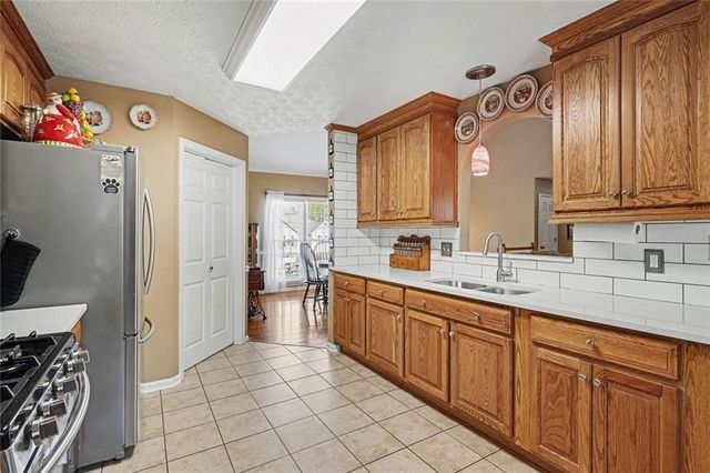 1052 SW Queensbury Run, Acworth, GA 30102