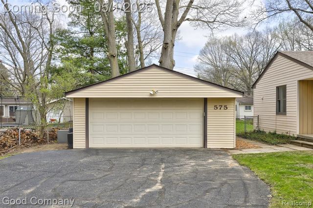 575 S Briarvale Drive, Auburn Hills, MI 48326