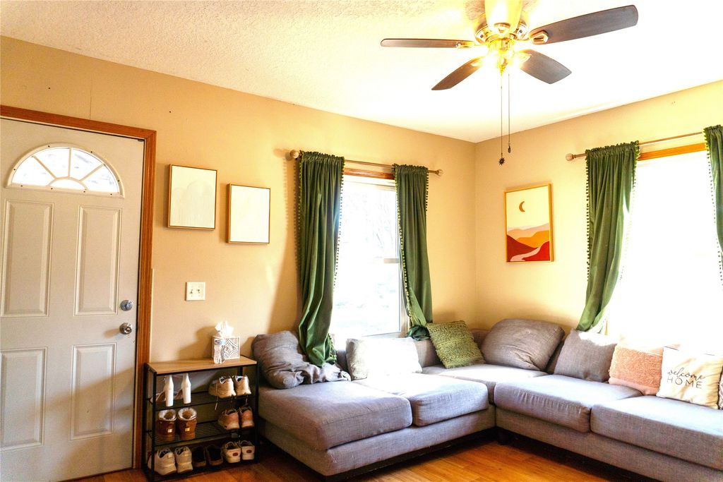 824 E 22nd Court, Des Moines, IA 50317