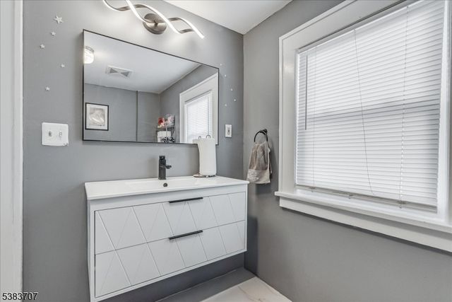 8 John St, Montville Twp., NJ 07058