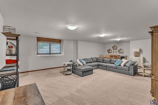3430 NW 34th CIR, Topeka, KS 66618