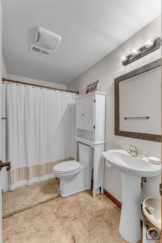 3430 NW 34th CIR, Topeka, KS 66618