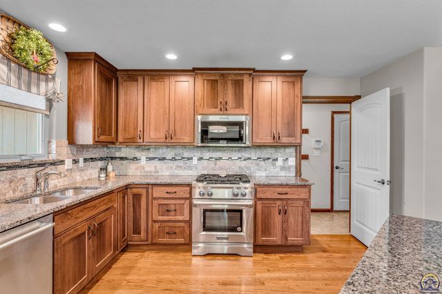 3430 NW 34th CIR, Topeka, KS 66618