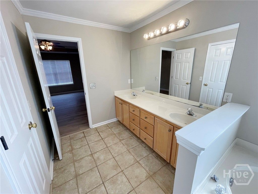 Image 11 of property listing at 322 Laurel Hill Circle, Richmond Hill, GA 31324