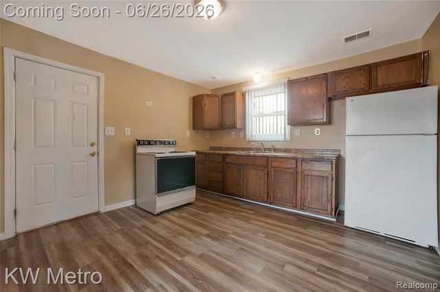 25335 Pinehurst Street, Roseville, MI 48066