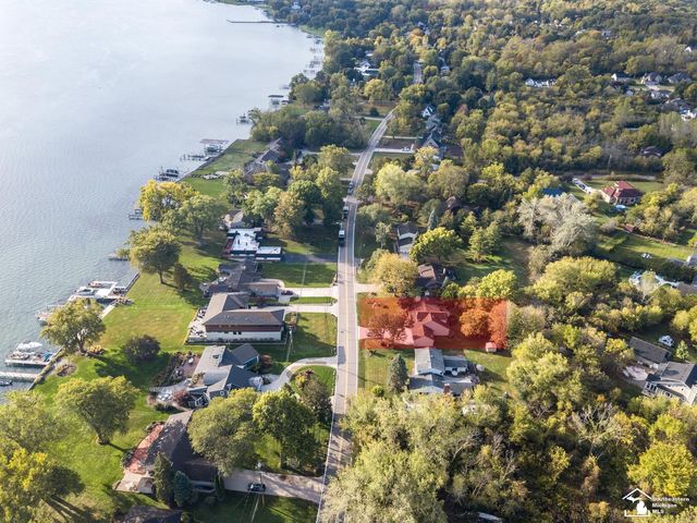 17624 Parke Lane Lane, Grosse Ile, MI 48138