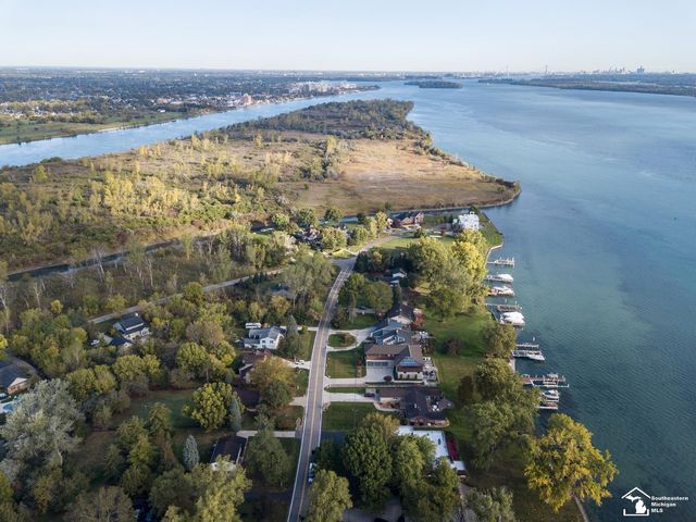 17624 Parke Lane Lane, Grosse Ile, MI 48138