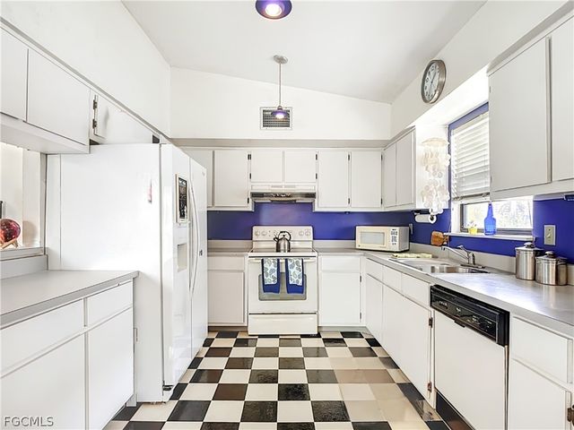 8010 Buccaneer DR, Fort Myers Beach, FL 33931