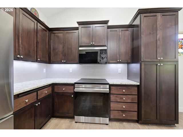 3622 STARK St, Eugene, OR 97404
