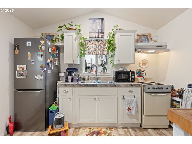 119 OAK LEAF Ln, Winston, OR 97496