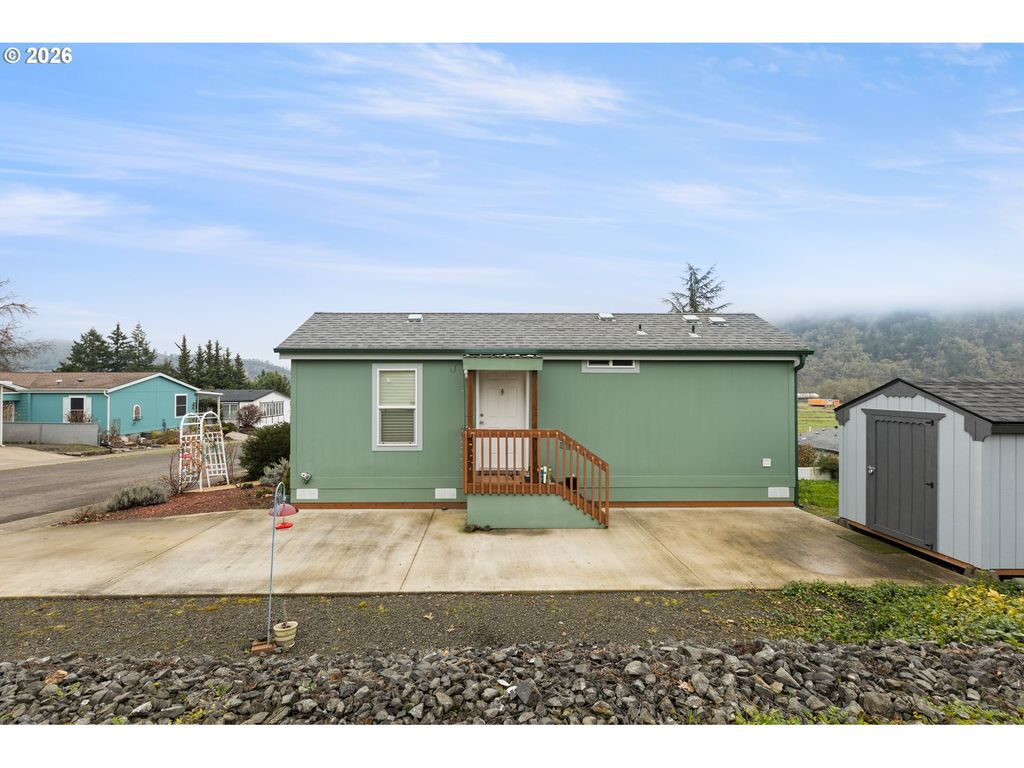 119 OAK LEAF Ln, Winston, OR 97496
