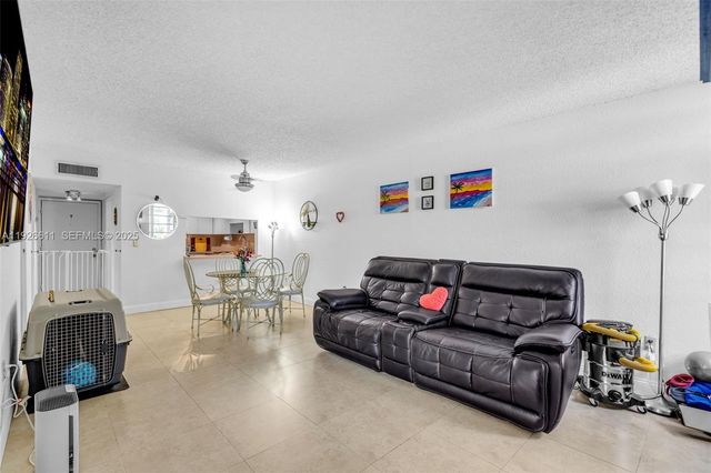 1900 W 68th St F302, Hialeah, FL 33014