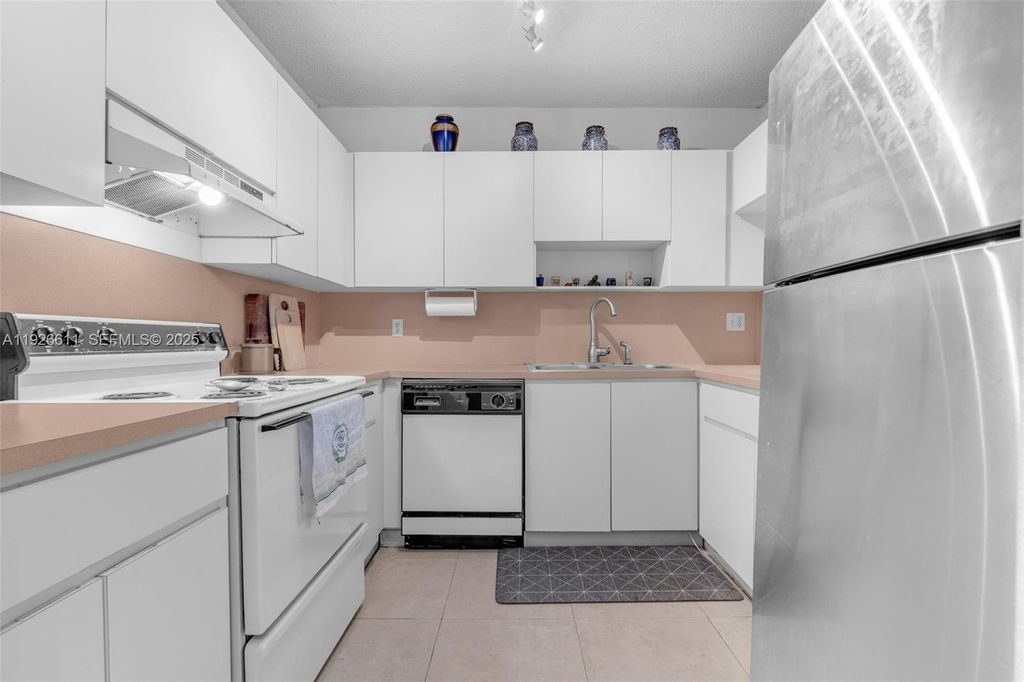 1900 W 68th St F302, Hialeah, FL 33014